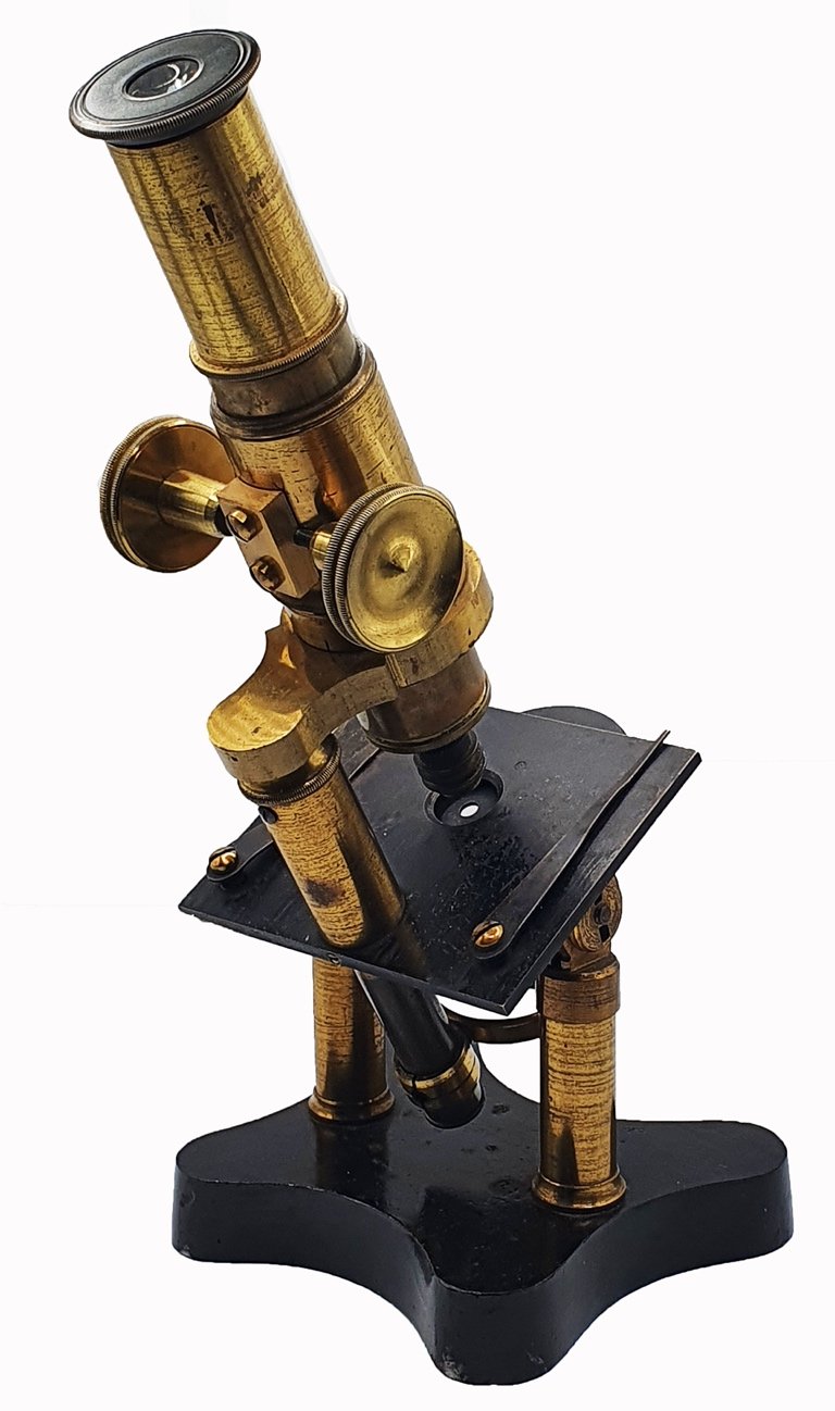 A close-up of a microscopeDescription automatically generated