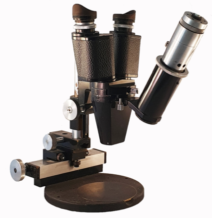A black and silver microscope
Description automatically generated